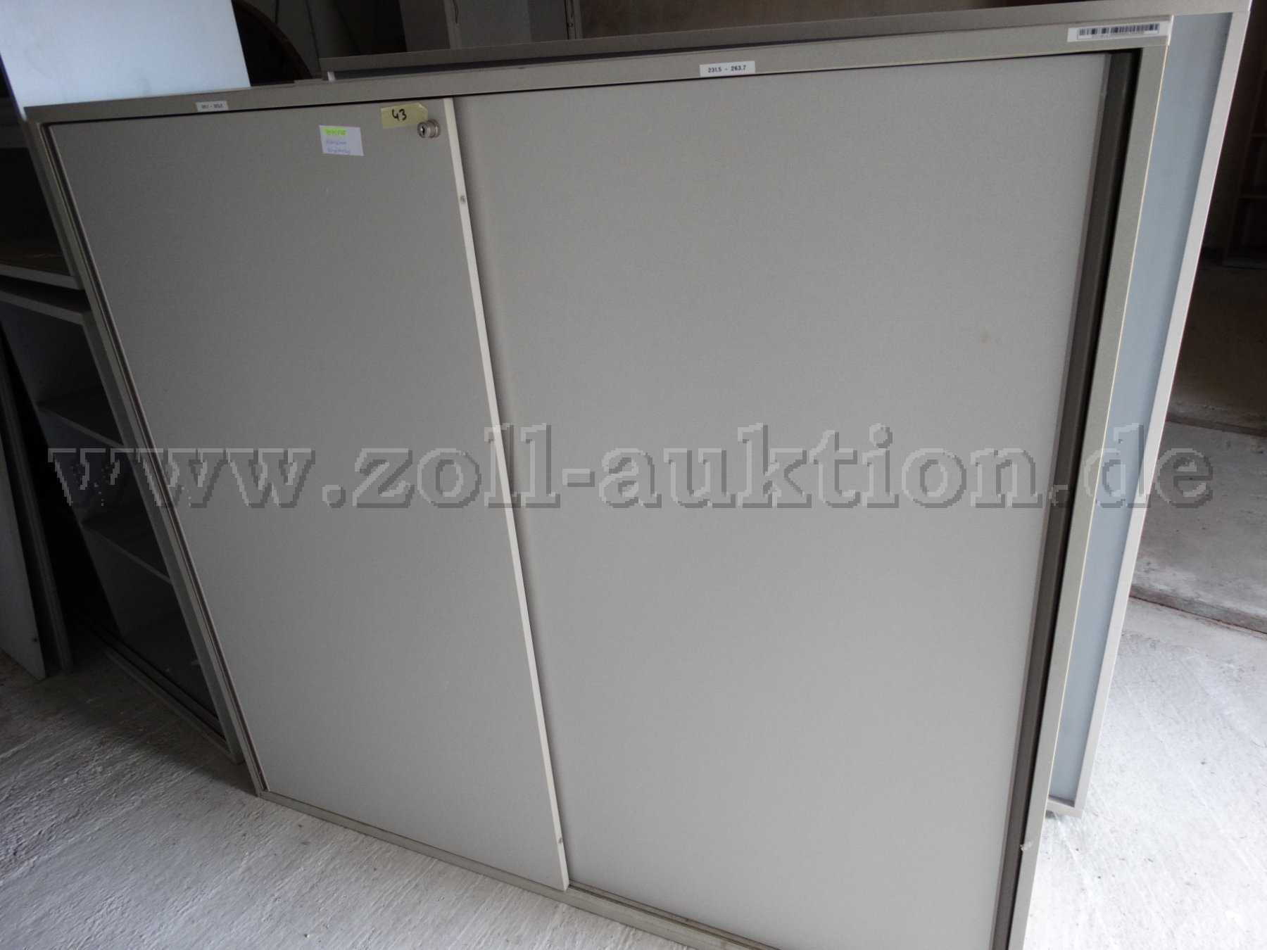 Schrank geschlossenen Türen