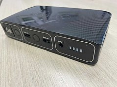 HALO ACDC BOLT BOLT mit den Anschlüssen, Knöpfen und LED-Lichtern an der Stirnseite (oben links)