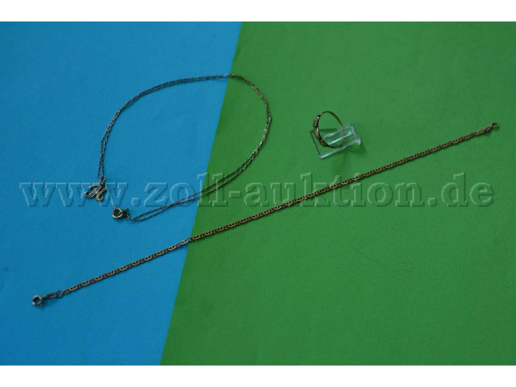 Schmuck-Set:
Halskette, Arm-
kette, Ring