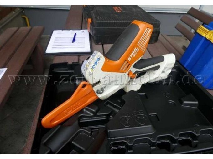 Handkettensäge Stihl. Zur Versteigerung steht nur die beschriebene Handkettensäge. Handkettensäge Stihl. Zur Versteigerung steht nur die beschriebene Handkettensäge.