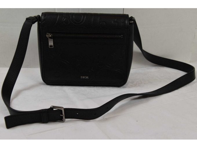 1 Handtasche „Dior“ Modell: Messenger Bag with Flap - Sicht auf die Vorderseite