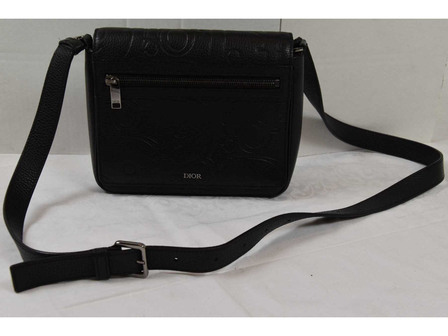 1 Handtasche „Dior“ Modell: Messenger Bag with Flap - Sicht auf die Vorderseite
