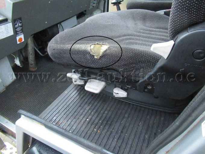 12 Sitzbezug links gerissen, aufgerieben