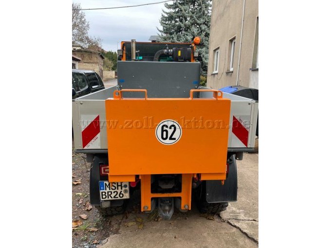 Fahrzeug von hinten mit Heckgewicht