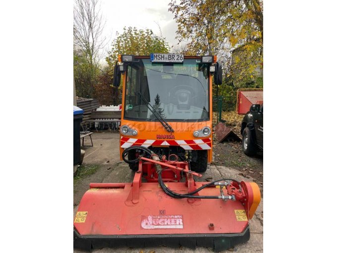 Fahrzeug mit Anbauteil Mulcher