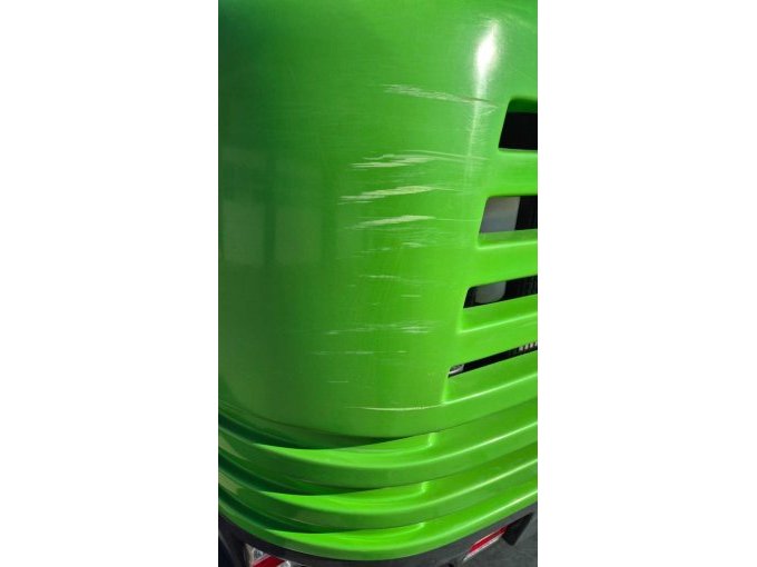 Kratzer an Motorhaube