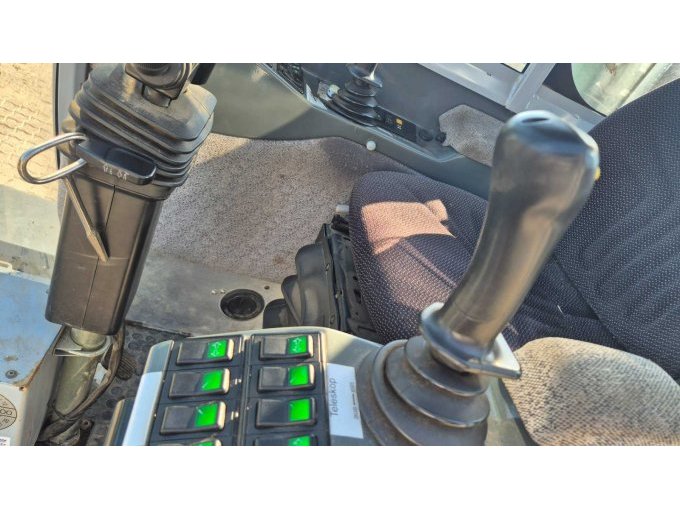 Bedieneinheit links und Fahrersitz