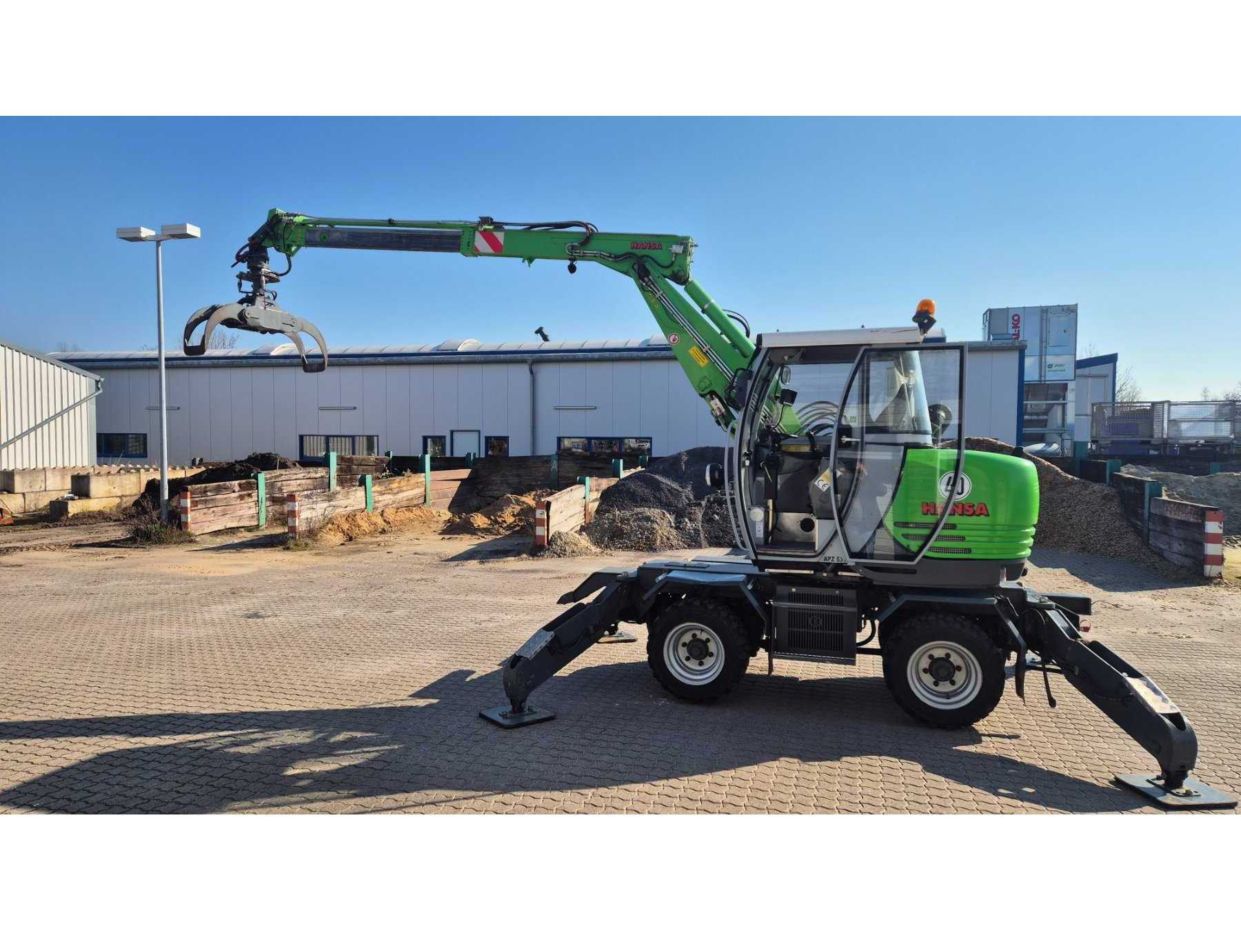 Bagger von der Seite links