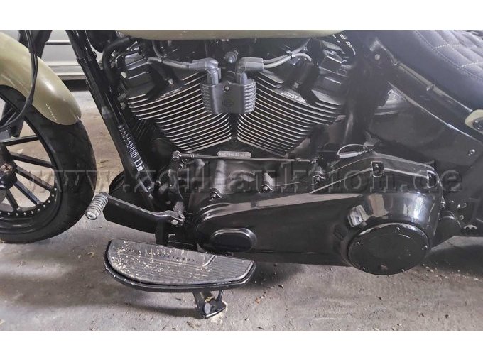 Motor und Getriebe links