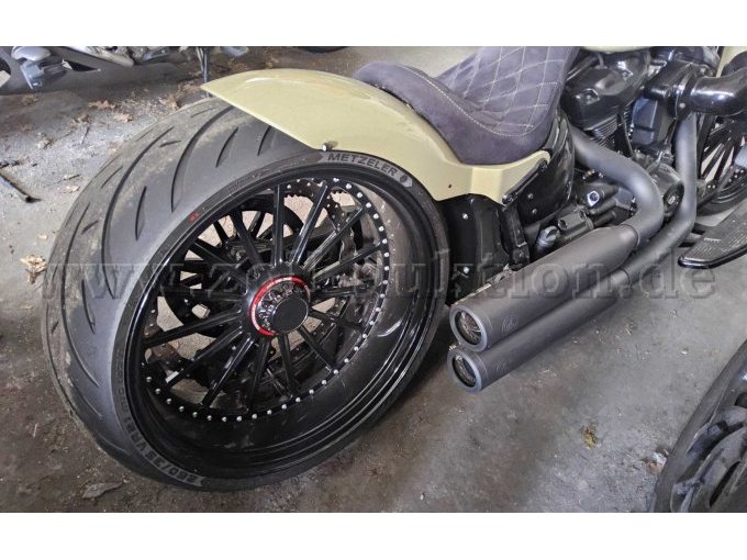 Hinterrad mit Abgasanlage