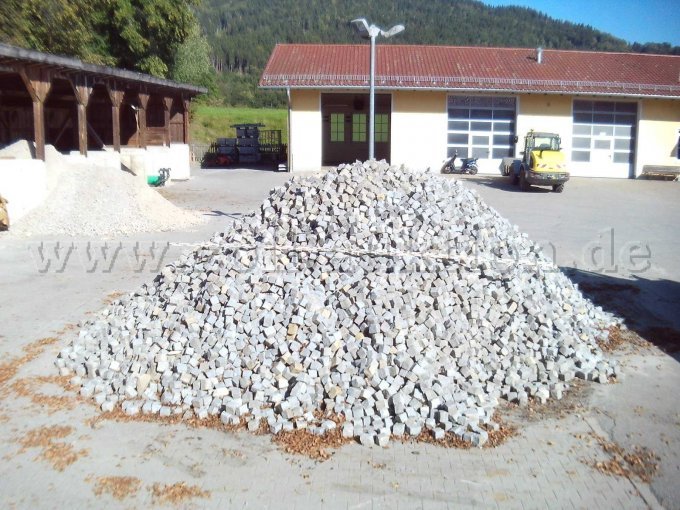 1 Haufen mit gebrauchten Granit Pflastersteinen – kavel bij Zoll-Auktion, Bernried