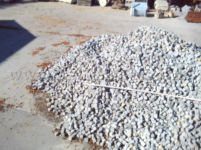 1 Haufen mit gebrauchten Granit Pflastersteinen – foto 3 – kavel bij Zoll-Auktion, Bernried