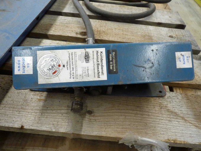 Metallschutz an Fußraster/Druckwippe der Bedienung