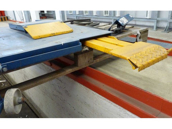 Verstellbare Aufnahme links