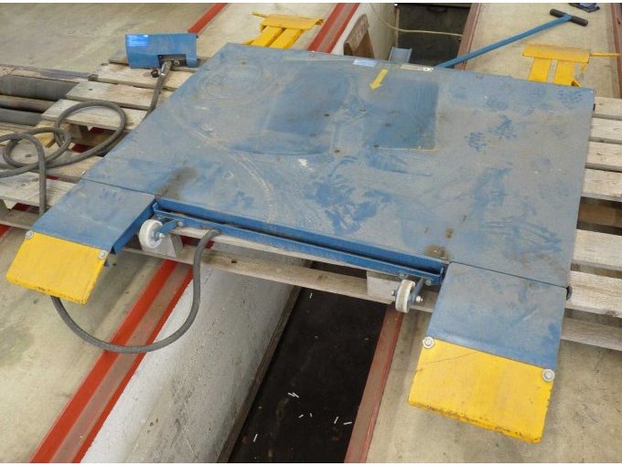 Ansicht von vorne. Bühne komplett zusammengebaut