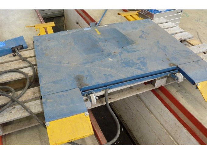 Ansicht von vorne. Bühne komplett zusammengebaut