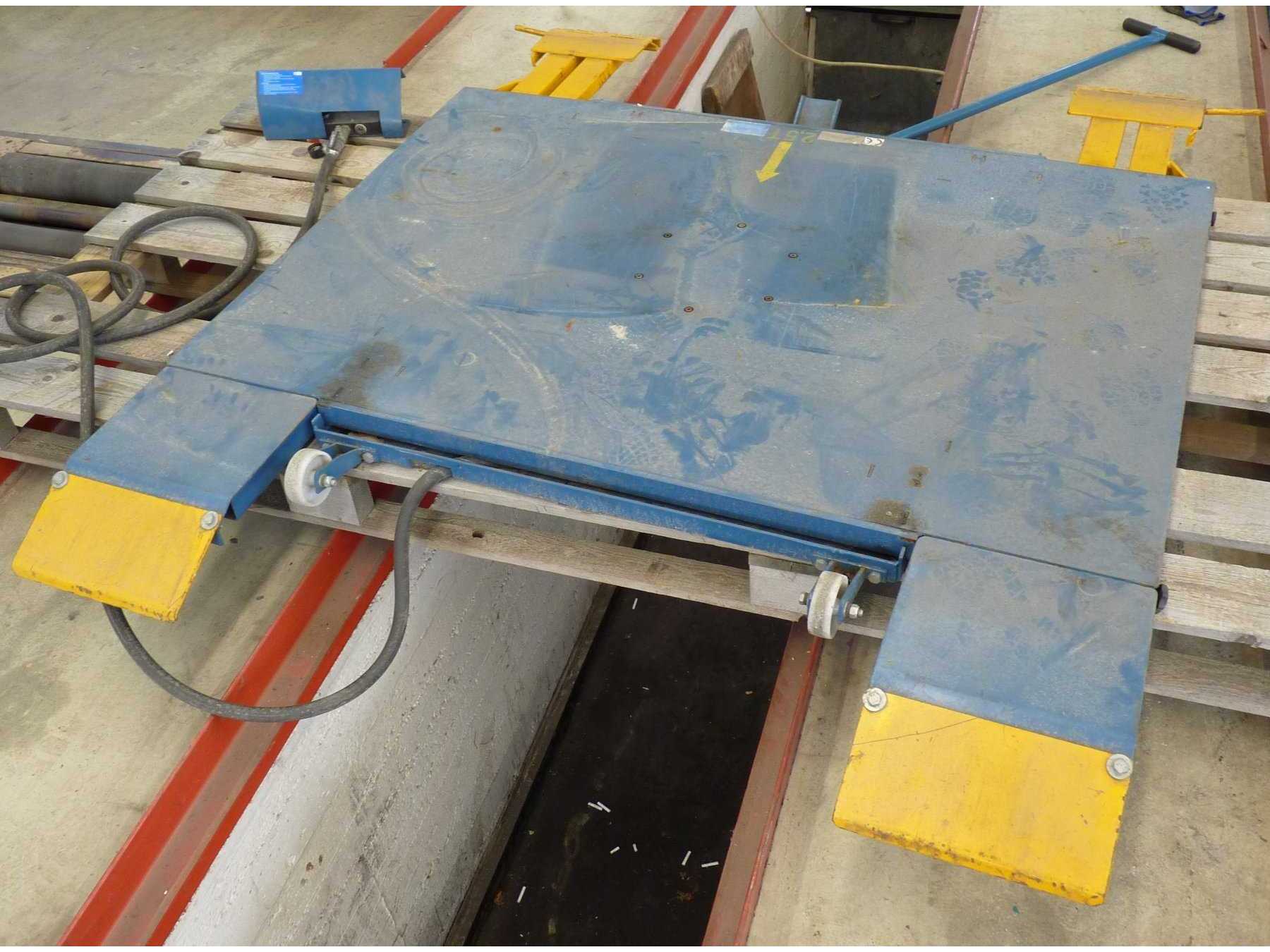 Ansicht von vorne. Bühne komplett zusammengebaut