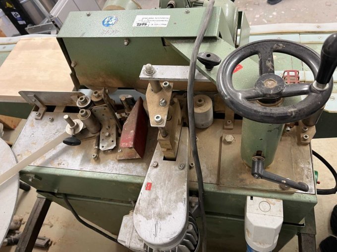 Rückseite Kantenanleimmaschine mit 3-Rollen-Vorschub