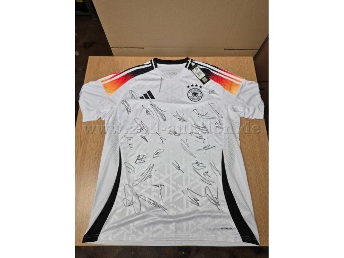 DFB-Trikot Vorderansicht mit Unterschriften