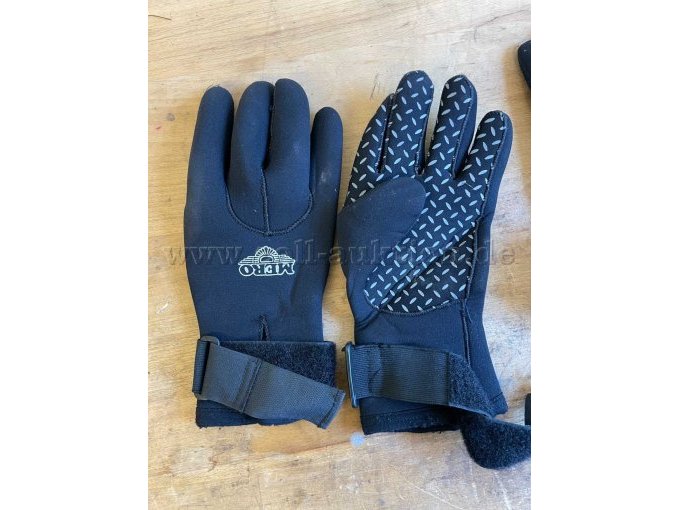 1 Helly-Hansen Eisrettungsanzug Größe Medium mit Handschuhen – foto 2 – kavel bij Zoll-Auktion, Jockgrim