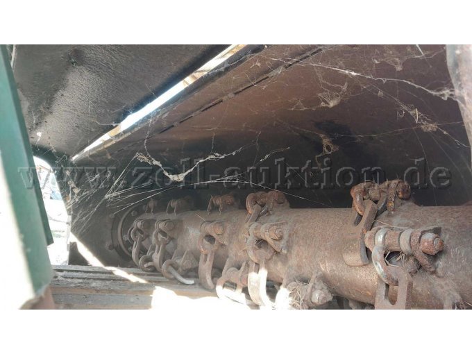 Zeigt Mulcher von innen mit Blick auf Mulcherwelle und Verschleißblech