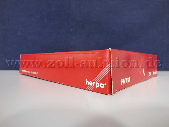 Seitenansicht der Umverpackung liegend von links mit Beschädigung