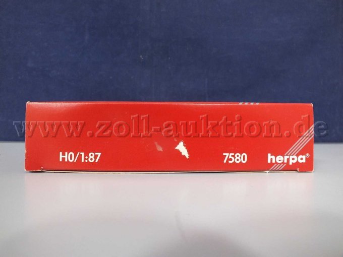 Ansicht der Umverpackung von unten liegend mit Beschädigung