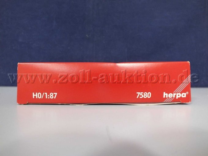 Ansicht der Umverpackung von oben liegend mit Beschädigung