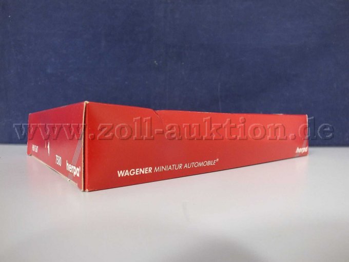 Seitenansicht der Umverpackung liegend von rechts mit Beschädigung