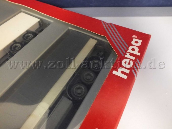 Seitliche Aufnahme der Umverpackung mit Beschädigung