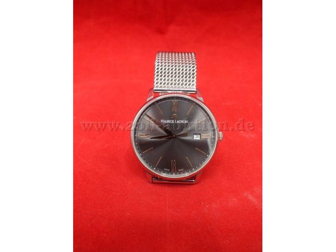 Ansicht der Uhr von vorne