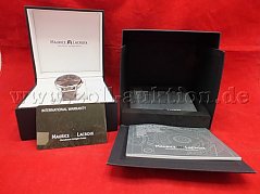 Gesamtansicht der Uhr in der  Schatulle und Papiere