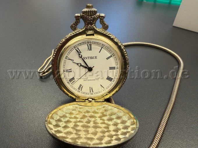 Uhr geöffnet (Sicht auf Ziffernblatt und geöffneter Klappe)