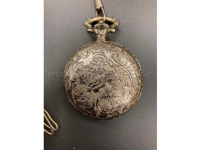 Uhr Vorderseite zugeklappt. Klappe mit Ornament.