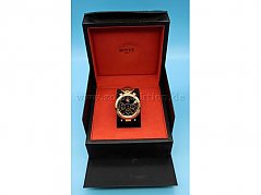 Front Uhr im geöffneten Etui