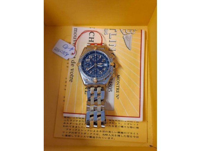 Uhr liegend in Umverpackung Uhr liegend in Umverpackung