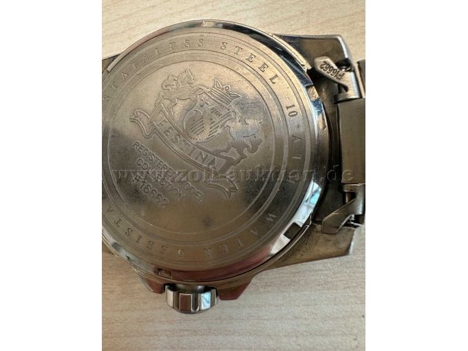Rückseite der Festina Herrenarmbanduhr mit Modellnummer F16662 und Gehäuseboden