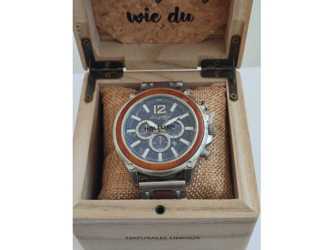 Uhr in Uhrenbox