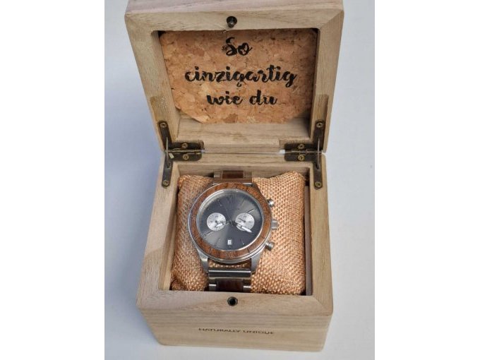 Uhr in Uhrenbox