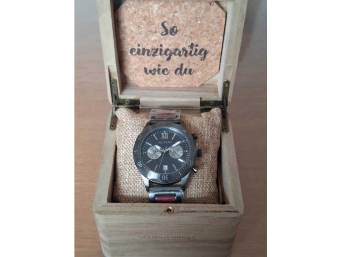 Uhr in Uhrenbox