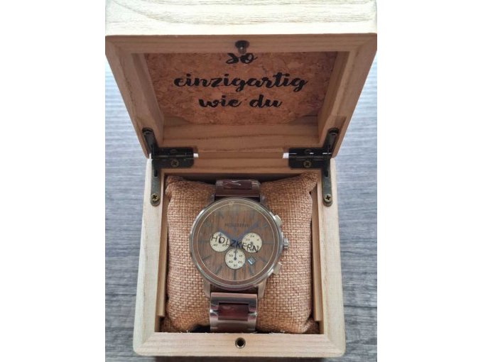 Uhr in Uhrenbox