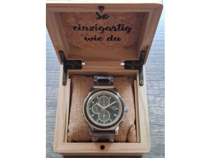 Uhr in Uhrenbox