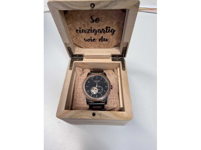 Uhr mit Verpackung Uhr mit Verpackung