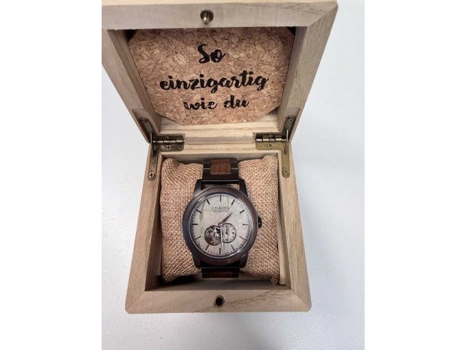 Uhr mit Verpackung Uhr mit Verpackung