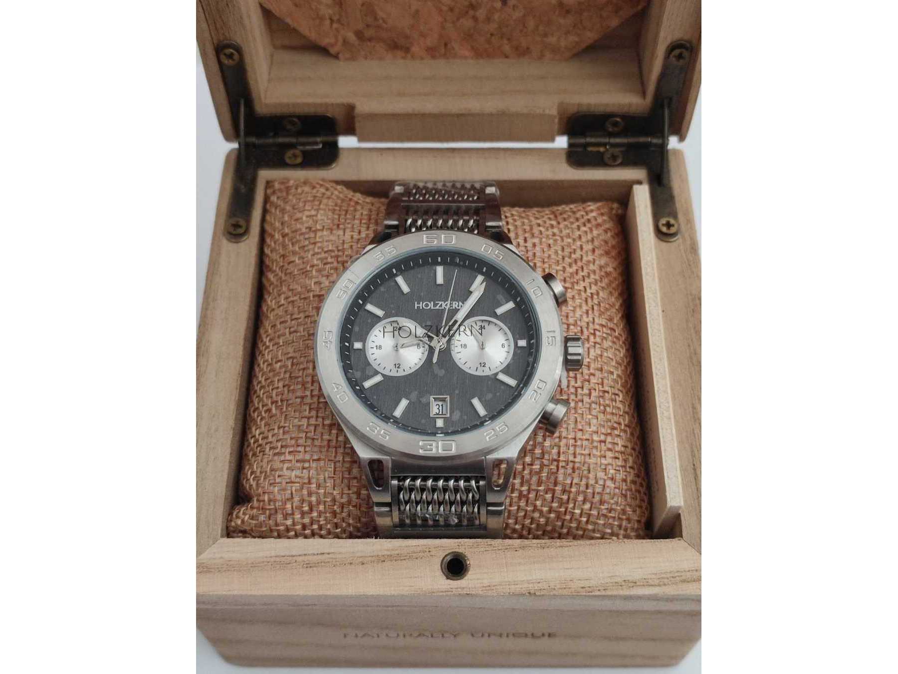 Uhr in Uhrenbox