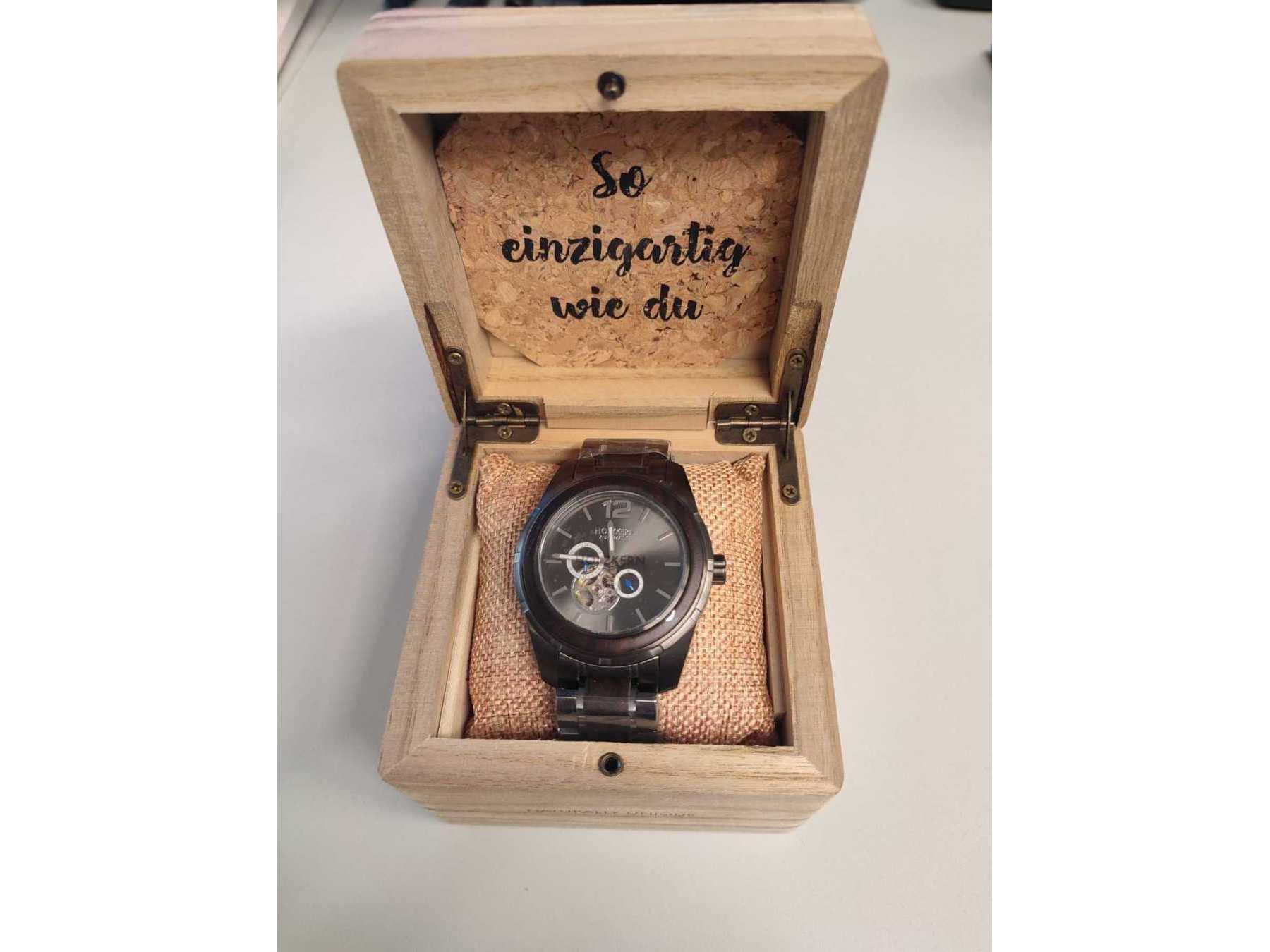 Uhr in Uhrenbox