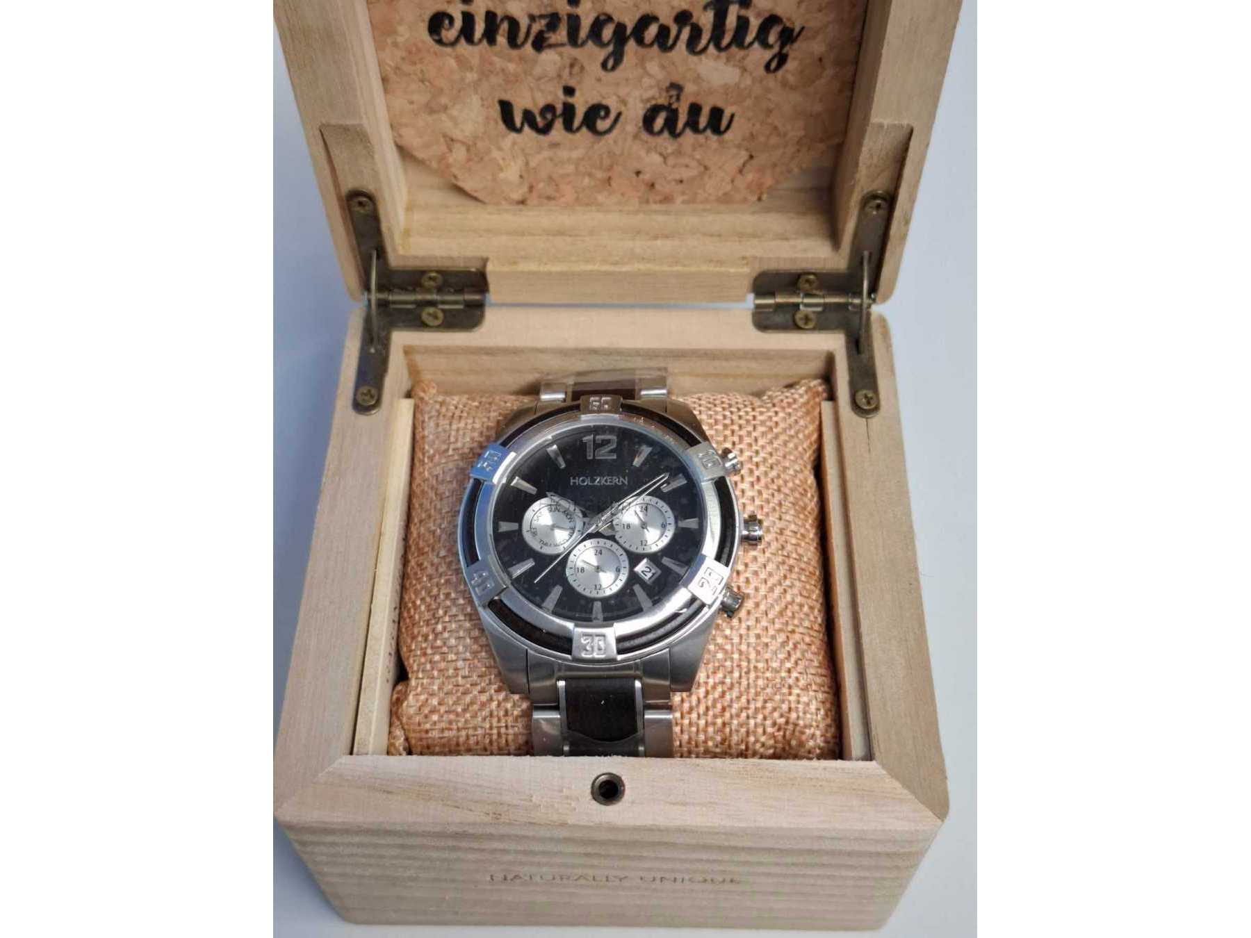 Uhr in Uhrenbox