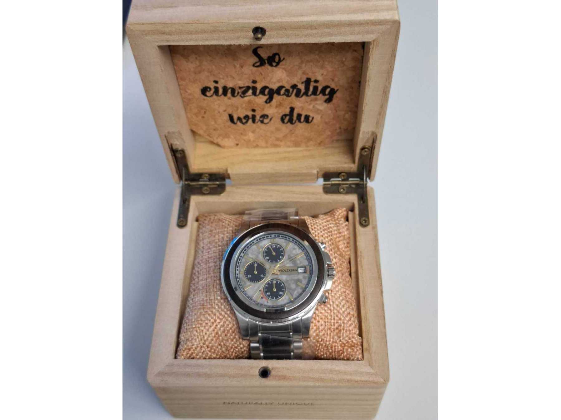 Uhr in Uhrenbox