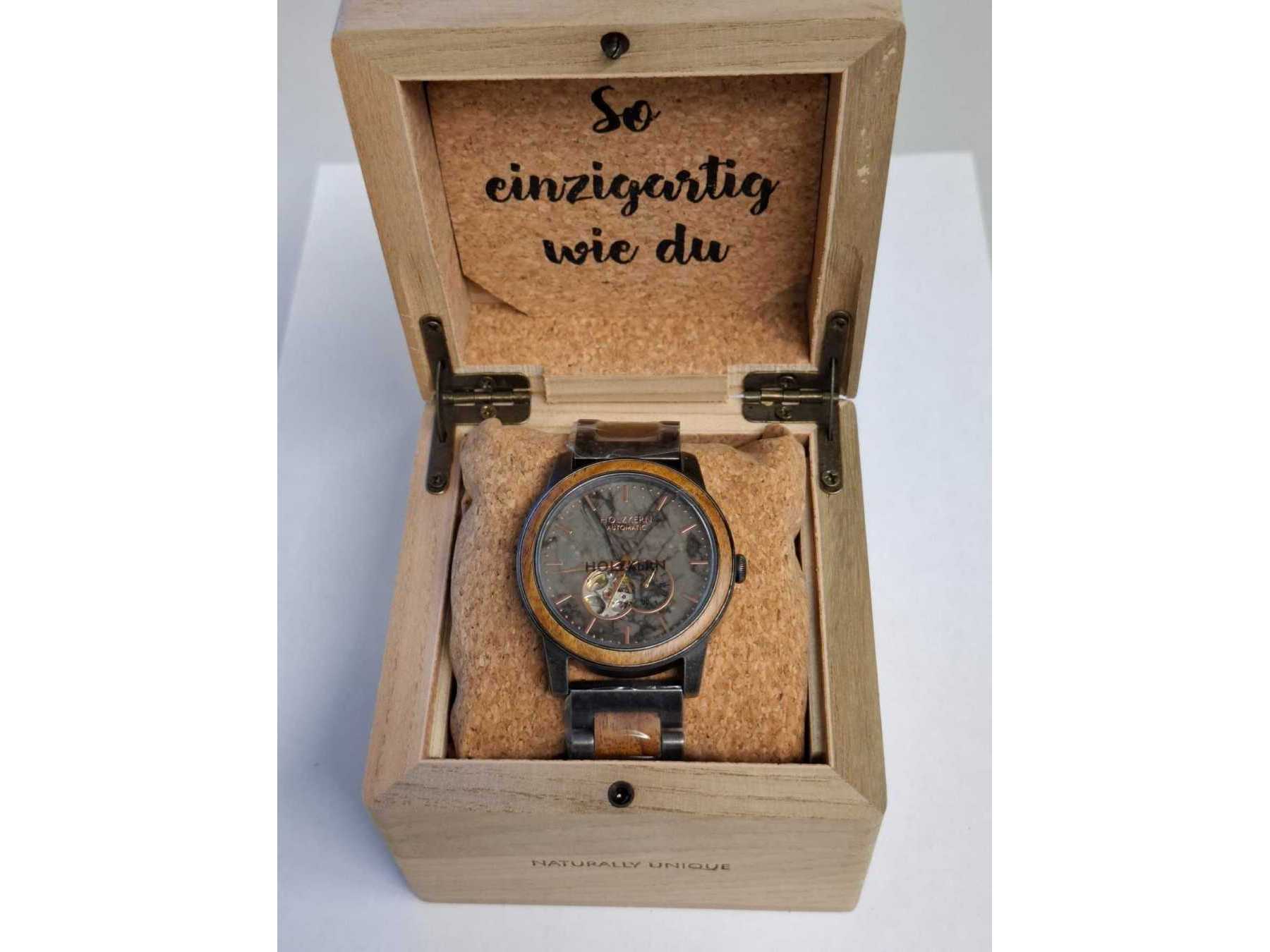 Uhr in Uhrenbox