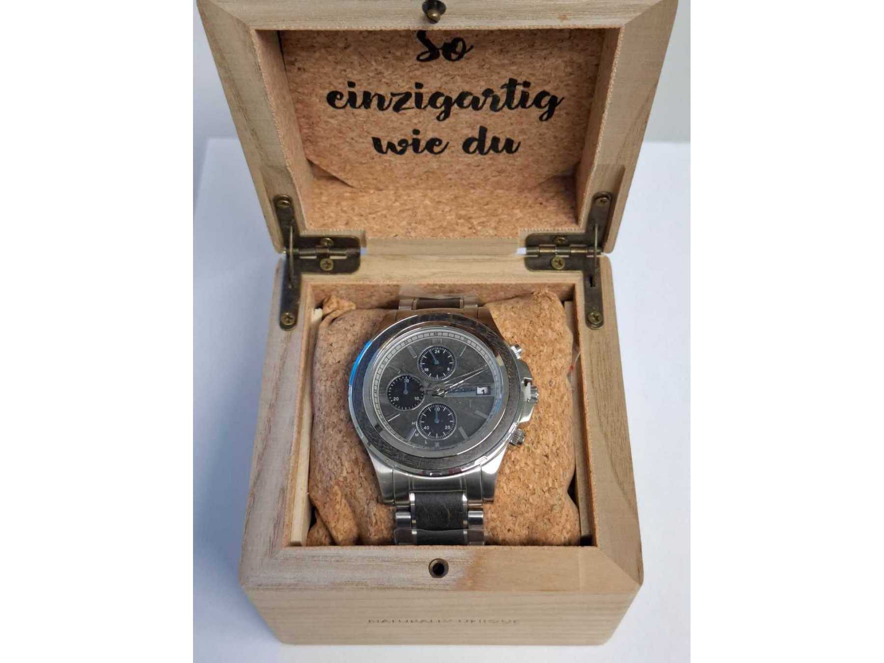Uhr in Box